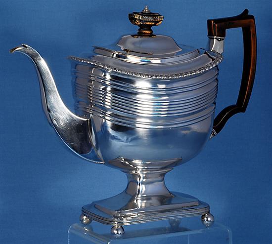 A George III silver pedestal coffee pot, by William Bennett, Height 242mm. Gross 35.6oz/1109g